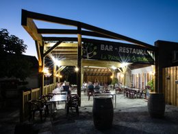 Camping Pas Cher vous présente avec son site Officiel campingpascher.fr, le Camping Sites Et Paysages - Le Ventoulou classé 4 étoiles, situé sur la commune de Thegra dans le département Lot (Midi Pyrénées) en France. Le camping Sites Et Paysages - Le Ventoulou, vous présente un hébergement de type tente en toile et bois de 40 m² pour 2 personnes. Le camping Sites Et Paysages - Le Ventoulou vous propose du dimanche 17 mai au dimanche 24 mai 2026, en promotion à -20% pour 7 nuits à 213,60 € au lieu de 267,0 € soit une Économie de 53,40 €. Cette location propose 101 dates différentes pour réserver votre séjour. Découvrez également les 26 autres gammes d'hébergements du camping. Les Avis clients pour le Camping Sites Et Paysages - Le Ventoulou sont excellents avec une note moyenne de 8 sur 10. LacRivièreÉtang, Piscine chauffée, Piscine couverte, Animations familiales, Club enfants, Baby-foot, Canoë-kayak, Cyclisme, Flipper, Paddle, Ping-pong, Pétanque, Randonnée, Salle de jeux vidéo, Terrain multisports, Trampoline, Dépôt de pain, Snack/Bar, Épicerie,... En savoir plus : cliquez-ICI.