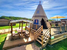 Camping Pas Cher vous présente avec son site Officiel campingpascher.fr, le Camping Sites Et Paysages - Le Ventoulou classé 4 étoiles, situé sur la commune de Thegra dans le département Lot (Midi Pyrénées) en France. Le camping Sites Et Paysages - Le Ventoulou, vous présente un hébergement de type hébergement insolite pour 1 personne. Le camping Sites Et Paysages - Le Ventoulou vous propose du lundi 25 mai au lundi 01 juin 2026, en promotion à -20% pour 7 nuits à 247,20 € au lieu de 309,0 € soit une Économie de 61,80 €. Cette location propose 74 dates différentes pour réserver votre séjour. Découvrez également les 26 autres gammes d'hébergements du camping. Les Avis clients pour le Camping Sites Et Paysages - Le Ventoulou sont excellents avec une note moyenne de 8 sur 10. LacRivièreÉtang, Piscine chauffée, Piscine couverte, Animations familiales, Club enfants, Baby-foot, Canoë-kayak, Cyclisme, Flipper, Paddle, Ping-pong, Pétanque, Randonnée, Salle de jeux vidéo, Terrain multisports, Trampoline, Dépôt de pain, Snack/Bar, Épicerie,... En savoir plus : cliquez-ICI.