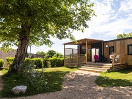 Camping Pas Cher vous présente avec son site Officiel campingpascher.fr, le Camping Sites Et Paysages - Le Ventoulou classé 4 étoiles, situé sur la commune de Thegra dans le département Lot (Midi Pyrénées) en France. Le camping Sites Et Paysages - Le Ventoulou, vous présente un hébergement de type mobil-home de 37 m² pour 1 personne avec climatisation et télévision. Le camping Sites Et Paysages - Le Ventoulou vous propose du sam. 30 mai au sam. 06 juin 2026, en promotion à -20% pour 7 nuits à 402,40 € au lieu de 503,0 € soit une Économie de 100,60 €. Cette location propose 83 dates différentes pour réserver votre séjour. Découvrez également les 28 autres gammes d'hébergements du camping. Les Avis clients pour le Camping Sites Et Paysages - Le Ventoulou sont excellents avec une note moyenne de 8 sur 10. LacRivièreÉtang, Piscine chauffée, Piscine couverte, Animations familiales, Club enfants, Baby-foot, Canoë-kayak, Cyclisme, Flipper, Paddle, Ping-pong, Pétanque, Randonnée, Salle de jeux vidéo, Terrain multisports, Trampoline, Dépôt de pain, Snack/Bar, Épicerie,... En savoir plus : cliquez-ICI.