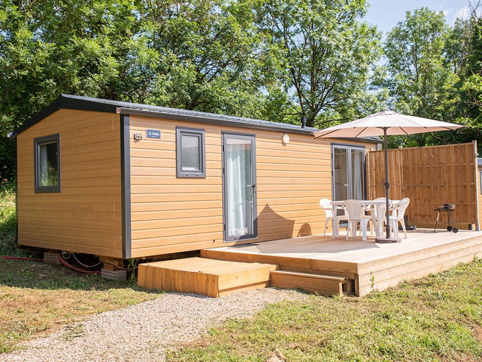 Camping Pas Cher vous présente avec son site Officiel campingpascher.fr, le Camping Les Chalets De Thegra classé 3 étoiles, situé sur la commune de Thegra dans le département Lot (Midi Pyrénées) en France. Le camping Les Chalets De Thegra vous propose un hébergement de type mobil-home de 30 m² pour 4 personnes avec climatisation (télévision). L'établissement vous propose 2 autres types d'hébergements. Découvrez tous nos séjours à petits prix dans la commune et aux alentours de Thegra du département : Lot (Midi Pyrénées). Les Avis clients pour le Camping Les Chalets De Thegra sont de 7 sur 10. Piscine extérieure, Aire de jeux enfants, Canoë-kayak, Cyclisme, Ping-pong, Pétanque, Randonnée,... En savoir plus : cliquez-ICI.