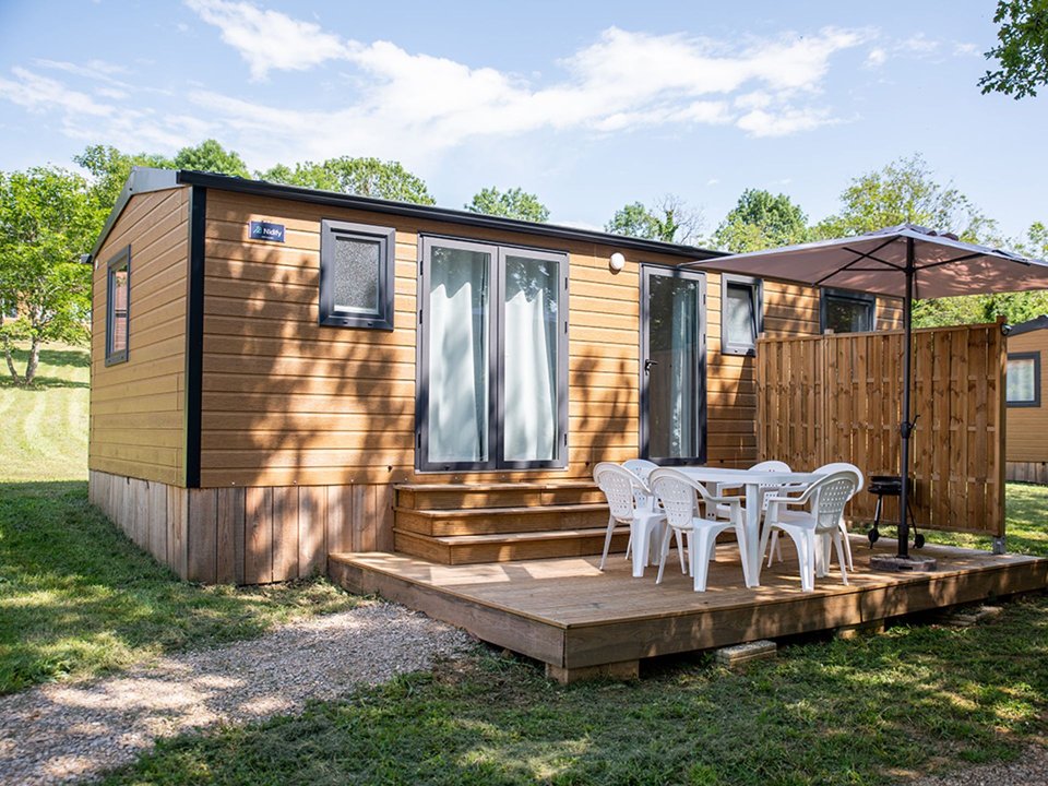 Camping Pas Cher vous présente avec son site Officiel campingpascher.fr, le Camping Les Chalets De Thegra classé 3 étoiles, situé sur la commune de Thegra dans le département Lot (Midi Pyrénées) en France. Le camping Les Chalets De Thegra vous propose un hébergement de type mobil-home de 35 m² pour 6 personnes avec climatisation (télévision). L'établissement vous propose 2 autres types d'hébergements. Découvrez tous nos séjours à petits prix dans la commune et aux alentours de Thegra du département : Lot (Midi Pyrénées). Les Avis clients pour le Camping Les Chalets De Thegra sont de 7 sur 10. Piscine extérieure, Aire de jeux enfants, Canoë-kayak, Cyclisme, Ping-pong, Pétanque, Randonnée,... En savoir plus : cliquez-ICI.