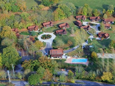 Cliquez pour découvrir toutes les photos de l'ÉTABLISSEMENT ! camping Les Chalets De Thegra photo 4