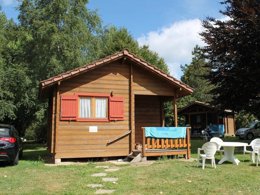 Camping Pas Cher vous présente avec son site Officiel campingpascher.fr, le Camping De Tauves classé 3 étoiles, situé sur la commune de Tauves dans le département Puy-de-dôme (Auvergne) en France. Le camping De Tauves vous propose un hébergement de type chalet de 17 m². L'établissement vous propose 4 autres types d'hébergements. Découvrez tous nos séjours à petits prix dans la commune et aux alentours de Tauves du département : Puy-de-dôme (Auvergne). Les Avis clients pour le Camping De Tauves sont excellents avec une note moyenne de 8 sur 10. Piscine extérieure, Animations familiales, Club enfants, Aire de jeux enfants, Court de tennis, Golf, Ping-pong, Pétanque, Randonnée, Terrain de badminton, Terrain de volley-ball, Terrain multisports, Dépôt de pain, Supermarché, Épicerie,... En savoir plus : cliquez-ICI.
