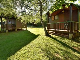 Camping Pas Cher vous présente avec son site Officiel campingpascher.fr, le Camping De Tauves classé 3 étoiles, situé sur la commune de Tauves dans le département Puy-de-dôme (Auvergne) en France. Le camping De Tauves vous propose un hébergement de type chalet de 6 m². L'établissement vous propose 4 autres types d'hébergements. Découvrez tous nos séjours à petits prix dans la commune et aux alentours de Tauves du département : Puy-de-dôme (Auvergne). Les Avis clients pour le Camping De Tauves sont excellents avec une note moyenne de 8 sur 10. Piscine extérieure, Animations familiales, Club enfants, Aire de jeux enfants, Court de tennis, Golf, Ping-pong, Pétanque, Randonnée, Terrain de badminton, Terrain de volley-ball, Terrain multisports, Dépôt de pain, Supermarché, Épicerie,... En savoir plus : cliquez-ICI.