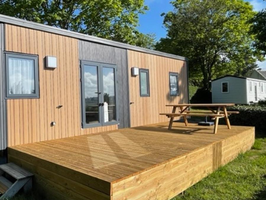 Camping Pas Cher vous présente avec son site Officiel campingpascher.fr, le Camping Sites Et Paysages - Le Panoramic classé 4 étoiles, situé sur la commune de Telgruc Sur Mer dans le département Finistère (Bretagne) en France. Le camping Sites Et Paysages - Le Panoramic, vous présente un hébergement de type mobil-home de 37 m². Le camping Sites Et Paysages - Le Panoramic vous propose du sam. 11 juillet au sam. 18 juillet 2026 pour 7 nuits à 1057€. Cette location propose 1 dates différentes pour réserver votre séjour. Découvrez également les 10 autres gammes d'hébergements du camping. Les Avis clients pour le Camping Sites Et Paysages - Le Panoramic sont de 7 sur 10. Piscine chauffée, Piscine extérieure, Animation enfants, Aire de jeux enfants, Baby-foot, Canoë-kayak, Court de tennis, Ping-pong, Planche à voile, Plongée, Pétanque, Randonnée, Salle de jeux vidéo, kiteSurf, Bar, Dépôt de pain, Pizzeria, Plats à emporter, Snack/Bar, Station-service, Supermarché, Épicerie,... En savoir plus : cliquez-ICI.