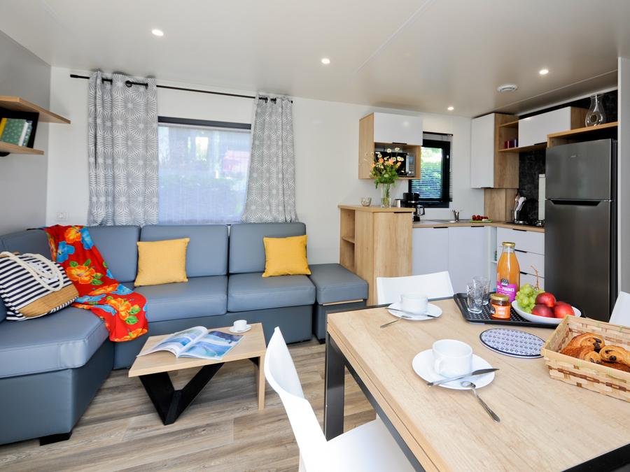 Camping Pas Cher vous présente avec son site Officiel campingpascher.fr, le Camping Sites Et Paysages - Le Panoramic classé 4 étoiles, situé sur la commune de Telgruc Sur Mer dans le département Finistère (Bretagne) en France. Le camping Sites Et Paysages - Le Panoramic, vous présente un hébergement de type mobil-home de 32 m². Le camping Sites Et Paysages - Le Panoramic vous propose du dimanche 12 juillet au dimanche 19 juillet 2026 pour 7 nuits à 966€. Cette location propose 1 dates différentes pour réserver votre séjour. Découvrez également les 10 autres gammes d'hébergements du camping. Les Avis clients pour le Camping Sites Et Paysages - Le Panoramic sont de 7 sur 10. Piscine chauffée, Piscine extérieure, Animation enfants, Aire de jeux enfants, Baby-foot, Canoë-kayak, Court de tennis, Ping-pong, Planche à voile, Plongée, Pétanque, Randonnée, Salle de jeux vidéo, kiteSurf, Bar, Dépôt de pain, Pizzeria, Plats à emporter, Snack/Bar, Station-service, Supermarché, Épicerie,... En savoir plus : cliquez-ICI.