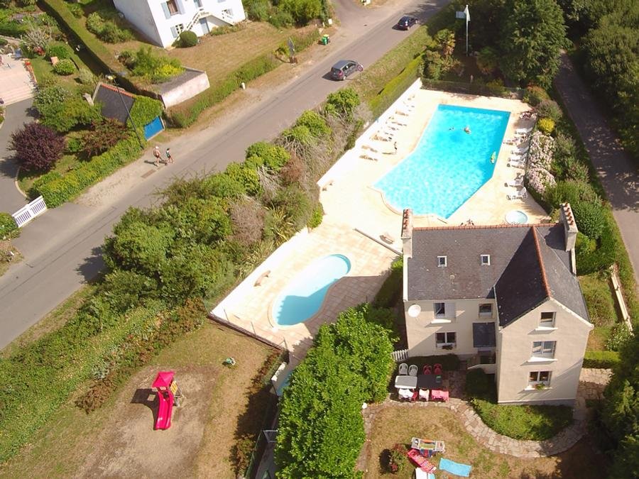 Camping Pas Cher vous présente avec son site Officiel campingpascher.fr, le Camping Sites Et Paysages - Le Panoramic classé 4 étoiles, situé sur la commune de Telgruc Sur Mer dans le département Finistère (Bretagne) en France. Le camping Sites Et Paysages - Le Panoramic, vous présente un hébergement de type maison pour 2 personnes et télévision. Le camping Sites Et Paysages - Le Panoramic vous propose du dimanche 07 juin au dimanche 14 juin 2026 pour 7 nuits à 695€. Cette location propose 21 dates différentes pour réserver votre séjour. Découvrez également les 10 autres gammes d'hébergements du camping. Les Avis clients pour le Camping Sites Et Paysages - Le Panoramic sont de 7 sur 10. Piscine chauffée, Piscine extérieure, Animation enfants, Aire de jeux enfants, Baby-foot, Canoë-kayak, Court de tennis, Ping-pong, Planche à voile, Plongée, Pétanque, Randonnée, Salle de jeux vidéo, kiteSurf, Bar, Dépôt de pain, Pizzeria, Plats à emporter, Snack/Bar, Station-service, Supermarché, Épicerie,... En savoir plus : cliquez-ICI.