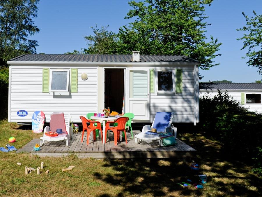 Camping Pas Cher vous présente avec son site Officiel campingpascher.fr, le Camping Sites Et Paysages - Le Panoramic classé 4 étoiles, situé sur la commune de Telgruc Sur Mer dans le département Finistère (Bretagne) en France. Le camping Sites Et Paysages - Le Panoramic, vous présente un hébergement de type mobil-home de 29 m². Le camping Sites Et Paysages - Le Panoramic vous propose du dimanche 14 juin au dimanche 21 juin 2026 pour 7 nuits à 334€. Cette location propose 2 dates différentes pour réserver votre séjour. Découvrez également les 8 autres gammes d'hébergements du camping. Les Avis clients pour le Camping Sites Et Paysages - Le Panoramic sont de 7 sur 10. Piscine chauffée, Piscine extérieure, Animation enfants, Aire de jeux enfants, Baby-foot, Canoë-kayak, Court de tennis, Ping-pong, Planche à voile, Plongée, Pétanque, Randonnée, Salle de jeux vidéo, kiteSurf, Bar, Dépôt de pain, Pizzeria, Plats à emporter, Snack/Bar, Station-service, Supermarché, Épicerie,... En savoir plus : cliquez-ICI.