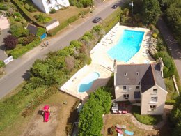 Camping Pas Cher vous présente avec son site Officiel campingpascher.fr, le Camping Sites Et Paysages - Le Panoramic classé 4 étoiles, situé sur la commune de Telgruc Sur Mer dans le département Finistère (Bretagne) en France. Le camping Sites Et Paysages - Le Panoramic, vous présente un hébergement de type maison pour 2 personnes et télévision. Le camping Sites Et Paysages - Le Panoramic vous propose du lundi 06 avril au lundi 13 avril 2026 pour 7 nuits à 627€. Cette location propose 56 dates différentes pour réserver votre séjour. Découvrez également les 7 autres gammes d'hébergements du camping. Les Avis clients pour le Camping Sites Et Paysages - Le Panoramic sont de 7 sur 10. Piscine chauffée, Piscine extérieure, Animation enfants, Aire de jeux enfants, Baby-foot, Canoë-kayak, Court de tennis, Ping-pong, Planche à voile, Plongée, Pétanque, Randonnée, Salle de jeux vidéo, kiteSurf, Bar, Dépôt de pain, Pizzeria, Plats à emporter, Snack/Bar, Station-service, Supermarché, Épicerie,... En savoir plus : cliquez-ICI.