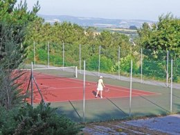 Camping Pas Cher vous présente avec son site Officiel campingpascher.fr, le Camping Sites Et Paysages - Le Panoramic classé 4 étoiles, situé sur la commune de Telgruc Sur Mer dans le département Finistère (Bretagne) en France. Le camping Sites Et Paysages - Le Panoramic, vous présente un hébergement de type mobil-home de 29 m². Le camping Sites Et Paysages - Le Panoramic vous propose du lundi 06 avril au lundi 13 avril 2026 pour 7 nuits à 246€. Cette location propose 71 dates différentes pour réserver votre séjour. Découvrez également les 7 autres gammes d'hébergements du camping. Les Avis clients pour le Camping Sites Et Paysages - Le Panoramic sont de 7 sur 10. Piscine chauffée, Piscine extérieure, Animation enfants, Aire de jeux enfants, Baby-foot, Canoë-kayak, Court de tennis, Ping-pong, Planche à voile, Plongée, Pétanque, Randonnée, Salle de jeux vidéo, kiteSurf, Bar, Dépôt de pain, Pizzeria, Plats à emporter, Snack/Bar, Station-service, Supermarché, Épicerie,... En savoir plus : cliquez-ICI.