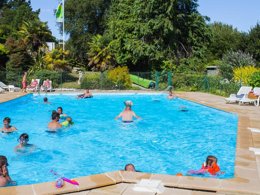 Camping Pas Cher vous présente avec son site Officiel campingpascher.fr, le Camping Sites Et Paysages - Le Panoramic classé 4 étoiles, situé sur la commune de Telgruc Sur Mer dans le département Finistère (Bretagne) en France. Le camping Sites Et Paysages - Le Panoramic, vous présente un hébergement de type mobil-home de 32 m². Le camping Sites Et Paysages - Le Panoramic vous propose du lundi 06 avril au lundi 13 avril 2026 pour 7 nuits à 407€. Cette location propose 25 dates différentes pour réserver votre séjour. Découvrez également les 7 autres gammes d'hébergements du camping. Les Avis clients pour le Camping Sites Et Paysages - Le Panoramic sont de 7 sur 10. Piscine chauffée, Piscine extérieure, Animation enfants, Aire de jeux enfants, Baby-foot, Canoë-kayak, Court de tennis, Ping-pong, Planche à voile, Plongée, Pétanque, Randonnée, Salle de jeux vidéo, kiteSurf, Bar, Dépôt de pain, Pizzeria, Plats à emporter, Snack/Bar, Station-service, Supermarché, Épicerie,... En savoir plus : cliquez-ICI.