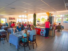 Camping Pas Cher vous présente avec son site Officiel campingpascher.fr, le Camping Sites Et Paysages - Le Panoramic classé 4 étoiles, situé sur la commune de Telgruc Sur Mer dans le département Finistère (Bretagne) en France. Le camping Sites Et Paysages - Le Panoramic, vous présente un hébergement de type mobil-home de 29 m² et télévision. Le camping Sites Et Paysages - Le Panoramic vous propose du lundi 06 avril au lundi 13 avril 2026 pour 7 nuits à 337€. Cette location propose 40 dates différentes pour réserver votre séjour. Découvrez également les 7 autres gammes d'hébergements du camping. Les Avis clients pour le Camping Sites Et Paysages - Le Panoramic sont de 7 sur 10. Piscine chauffée, Piscine extérieure, Animation enfants, Aire de jeux enfants, Baby-foot, Canoë-kayak, Court de tennis, Ping-pong, Planche à voile, Plongée, Pétanque, Randonnée, Salle de jeux vidéo, kiteSurf, Bar, Dépôt de pain, Pizzeria, Plats à emporter, Snack/Bar, Station-service, Supermarché, Épicerie,... En savoir plus : cliquez-ICI.