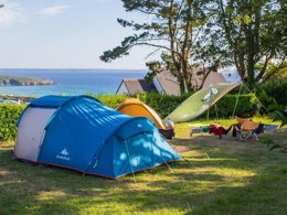 Camping Pas Cher vous présente avec son site Officiel campingpascher.fr, le Camping Sites Et Paysages - Le Panoramic classé 4 étoiles, situé sur la commune de Telgruc Sur Mer dans le département Finistère (Bretagne) en France. Le camping Sites Et Paysages - Le Panoramic, vous présente un hébergement de type mobil-home de 31 m². Le camping Sites Et Paysages - Le Panoramic vous propose du lundi 06 avril au lundi 13 avril 2026 pour 7 nuits à 351€. Cette location propose 25 dates différentes pour réserver votre séjour. Découvrez également les 7 autres gammes d'hébergements du camping. Les Avis clients pour le Camping Sites Et Paysages - Le Panoramic sont de 7 sur 10. Piscine chauffée, Piscine extérieure, Animation enfants, Aire de jeux enfants, Baby-foot, Canoë-kayak, Court de tennis, Ping-pong, Planche à voile, Plongée, Pétanque, Randonnée, Salle de jeux vidéo, kiteSurf, Bar, Dépôt de pain, Pizzeria, Plats à emporter, Snack/Bar, Station-service, Supermarché, Épicerie,... En savoir plus : cliquez-ICI.