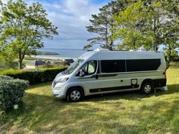 Camping Pas Cher vous présente avec son site Officiel campingpascher.fr, le Camping Sites Et Paysages - Le Panoramic classé 4 étoiles, situé sur la commune de Telgruc Sur Mer dans le département Finistère (Bretagne) en France. Le camping Sites Et Paysages - Le Panoramic, vous présente un hébergement de type mobil-home de 29 m². Le camping Sites Et Paysages - Le Panoramic vous propose du vendredi 03 avril au vendredi 10 avril 2026 pour 7 nuits à 264.62€. Cette location propose 63 dates différentes pour réserver votre séjour. Découvrez également les 8 autres gammes d'hébergements du camping. Les Avis clients pour le Camping Sites Et Paysages - Le Panoramic sont de 7 sur 10. Piscine chauffée, Piscine extérieure, Animation enfants, Aire de jeux enfants, Baby-foot, Canoë-kayak, Court de tennis, Ping-pong, Planche à voile, Plongée, Pétanque, Randonnée, Salle de jeux vidéo, kiteSurf, Bar, Dépôt de pain, Pizzeria, Plats à emporter, Snack/Bar, Station-service, Supermarché, Épicerie,... En savoir plus : cliquez-ICI.