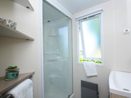 Camping Pas Cher vous présente avec son site Officiel campingpascher.fr, le Camping Sites Et Paysages - Le Panoramic classé 4 étoiles, situé sur la commune de Telgruc Sur Mer dans le département Finistère (Bretagne) en France. Le camping Sites Et Paysages - Le Panoramic, vous présente un hébergement de type mobil-home de 29 m². Le camping Sites Et Paysages - Le Panoramic vous propose du lundi 06 avril au lundi 13 avril 2026 pour 7 nuits à 316€. Cette location propose 68 dates différentes pour réserver votre séjour. Découvrez également les 7 autres gammes d'hébergements du camping. Les Avis clients pour le Camping Sites Et Paysages - Le Panoramic sont de 7 sur 10. Piscine chauffée, Piscine extérieure, Animation enfants, Aire de jeux enfants, Baby-foot, Canoë-kayak, Court de tennis, Ping-pong, Planche à voile, Plongée, Pétanque, Randonnée, Salle de jeux vidéo, kiteSurf, Bar, Dépôt de pain, Pizzeria, Plats à emporter, Snack/Bar, Station-service, Supermarché, Épicerie,... En savoir plus : cliquez-ICI.