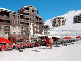 Camping Pas Cher vous présente avec son site Officiel campingpascher.fr, la Résidence Odalys Essentielle Le Rond Point Des Pistes, située sur la commune de Tignes dans le département Savoie (Rhône Alpes) en France. La résidence Odalys Essentielle Le Rond Point Des Pistes vous propose un hébergement de type appartement de 45 m² (télévision). L'établissement vous propose 2 autres types d'hébergements. Découvrez tous nos séjours à petits prix dans la commune et aux alentours de Tignes du département : Savoie (Rhône Alpes). Les Avis clients pour la Résidence Odalys Essentielle Le Rond Point Des Pistes sont de 6 sur 10. Canoë-kayak, Centre équestre, Randonnée, Boulangerie, Station-service, Supermarché,... En savoir plus : cliquez-ICI.