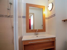 Camping Pas Cher vous présente avec son site Officiel campingpascher.fr, la Résidence Odalys Essentielle Le Rond Point Des Pistes classé 2 étoiles, située sur la commune de Tignes dans le département Savoie (Rhône Alpes) en France. La résidence Odalys Essentielle Le Rond Point Des Pistes vous propose un hébergement de type appartement de 28 m² (télévision). L'établissement vous propose 3 autres types d'hébergements. Découvrez tous nos séjours à petits prix dans la commune et aux alentours de Tignes du département : Savoie (Rhône Alpes). Les Avis clients pour la Résidence Odalys Essentielle Le Rond Point Des Pistes sont de 6 sur 10. Canoë-kayak, Centre équestre, Randonnée, Boulangerie, Station-service, Supermarché,... En savoir plus : cliquez-ICI.