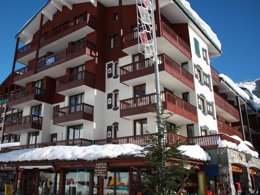 Camping Pas Cher vous présente avec son site Officiel campingpascher.fr, la Résidence Odalys Essentielle Le Rond Point Des Pistes, située sur la commune de Tignes dans le département Savoie (Rhône Alpes) en France. La résidence Odalys Essentielle Le Rond Point Des Pistes vous propose un hébergement de type appartement de 45 m² (télévision). L'établissement vous propose 2 autres types d'hébergements. Découvrez tous nos séjours à petits prix dans la commune et aux alentours de Tignes du département : Savoie (Rhône Alpes). Les Avis clients pour la Résidence Odalys Essentielle Le Rond Point Des Pistes sont de 6 sur 10. Canoë-kayak, Centre équestre, Randonnée, Boulangerie, Station-service, Supermarché,... En savoir plus : cliquez-ICI.