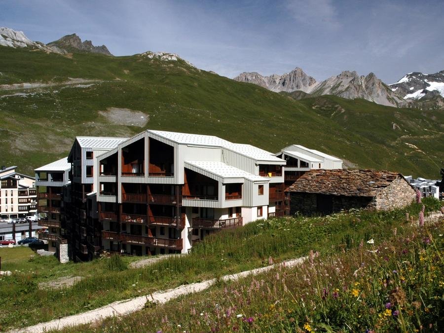 Camping Pas Cher vous présente avec son site Officiel campingpascher.fr, la Résidence Odalys Essentielle Le Hameau Du Borsat classé 3 étoiles, située sur la commune de Tignes dans le département Savoie (Rhône Alpes) en France. La résidence Odalys Essentielle Le Hameau Du Borsat, vous présente un hébergement de type studio de 18 m² et télévision. La résidence Odalys Essentielle Le Hameau Du Borsat vous proposeun séjour PAS CHER avec une REMISEdu sam. 27 juin au sam. 04 juillet 2026, en promotion à -30% pour 7 nuits à 244,30 € au lieu de 349,0 € soit une Économie de 104,70 €. Cette location propose 7 dates différentes pour réserver votre séjour. Découvrez également les 4 autres gammes d'hébergements de la résidence. Les Avis clients pour la Résidence Odalys Essentielle Le Hameau Du Borsat sont excellents avec une note moyenne de 9 sur 10. Canoë-kayak, Centre équestre, Randonnée, Boulangerie, Station-service, Supermarché,... En savoir plus : cliquez-ICI.