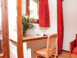 Camping Pas Cher vous présente avec son site Officiel campingpascher.fr, la Résidence Odalys Essentielle Le Hameau Du Borsat classé 3 étoiles, située sur la commune de Tignes dans le département Savoie (Rhône Alpes) en France. La résidence Odalys Essentielle Le Hameau Du Borsat, vous présente un hébergement de type studio de 21 m² pour 2 personnes et télévision. La résidence Odalys Essentielle Le Hameau Du Borsat vous propose du sam. 22 août au sam. 29 août 2026 pour 7 nuits à 349€. Cette location propose 14 dates différentes pour réserver votre séjour. Découvrez également les 5 autres gammes d'hébergements de la résidence. Les Avis clients pour la Résidence Odalys Essentielle Le Hameau Du Borsat sont excellents avec une note moyenne de 9 sur 10. Canoë-kayak, Centre équestre, Randonnée, Boulangerie, Station-service, Supermarché,... En savoir plus : cliquez-ICI.