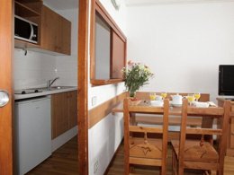 Camping Pas Cher vous présente avec son site Officiel campingpascher.fr, la Résidence Odalys Essentielle Le Hameau Du Borsat classé 3 étoiles, située sur la commune de Tignes dans le département Savoie (Rhône Alpes) en France. La résidence Odalys Essentielle Le Hameau Du Borsat, vous présente un hébergement de type studio de 18 m² et télévision. La résidence Odalys Essentielle Le Hameau Du Borsat vous propose du sam. 22 août au sam. 29 août 2026 pour 7 nuits à 319€. Cette location propose 12 dates différentes pour réserver votre séjour. Découvrez également les 5 autres gammes d'hébergements de la résidence. Les Avis clients pour la Résidence Odalys Essentielle Le Hameau Du Borsat sont excellents avec une note moyenne de 9 sur 10. Canoë-kayak, Centre équestre, Randonnée, Boulangerie, Station-service, Supermarché,... En savoir plus : cliquez-ICI.