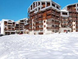 Camping Pas Cher vous présente avec son site Officiel campingpascher.fr, la Résidence Odalys Essentielle Le Hameau Du Borsat classé 3 étoiles, située sur la commune de Tignes dans le département Savoie (Rhône Alpes) en France. La résidence Odalys Essentielle Le Hameau Du Borsat, vous présente un hébergement de type appartement de 30 m² pour 2 personnes et télévision. La résidence Odalys Essentielle Le Hameau Du Borsat vous propose du sam. 22 août au sam. 29 août 2026 pour 7 nuits à 549€. Cette location propose 9 dates différentes pour réserver votre séjour. Découvrez également les 5 autres gammes d'hébergements de la résidence. Les Avis clients pour la Résidence Odalys Essentielle Le Hameau Du Borsat sont excellents avec une note moyenne de 9 sur 10. Canoë-kayak, Centre équestre, Randonnée, Boulangerie, Station-service, Supermarché,... En savoir plus : cliquez-ICI.