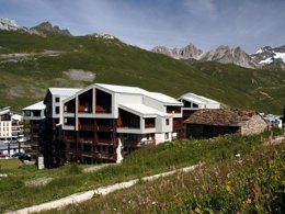 Camping Pas Cher vous présente avec son site Officiel campingpascher.fr, la Résidence Odalys Essentielle Le Hameau Du Borsat classé 3 étoiles, située sur la commune de Tignes dans le département Savoie (Rhône Alpes) en France. La résidence Odalys Essentielle Le Hameau Du Borsat, vous présente un hébergement de type studio de 21 m² pour 2 personnes et télévision. La résidence Odalys Essentielle Le Hameau Du Borsat vous propose du sam. 22 août au sam. 29 août 2026 pour 7 nuits à 349€. Cette location propose 14 dates différentes pour réserver votre séjour. Découvrez également les 5 autres gammes d'hébergements de la résidence. Les Avis clients pour la Résidence Odalys Essentielle Le Hameau Du Borsat sont excellents avec une note moyenne de 9 sur 10. Canoë-kayak, Centre équestre, Randonnée, Boulangerie, Station-service, Supermarché,... En savoir plus : cliquez-ICI.