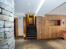 Camping Pas Cher vous présente avec son site Officiel campingpascher.fr, la Résidence Odalys Essentielle Le Hameau Du Borsat classé 3 étoiles, située sur la commune de Tignes dans le département Savoie (Rhône Alpes) en France. La résidence Odalys Essentielle Le Hameau Du Borsat, vous présente un hébergement de type appartement de 27 m² et télévision. La résidence Odalys Essentielle Le Hameau Du Borsat vous propose du sam. 27 juin au sam. 04 juillet 2026 pour 7 nuits à 469€. Cette location propose 8 dates différentes pour réserver votre séjour. Découvrez également les 5 autres gammes d'hébergements de la résidence. Les Avis clients pour la Résidence Odalys Essentielle Le Hameau Du Borsat sont excellents avec une note moyenne de 9 sur 10. Canoë-kayak, Centre équestre, Randonnée, Boulangerie, Station-service, Supermarché,... En savoir plus : cliquez-ICI.