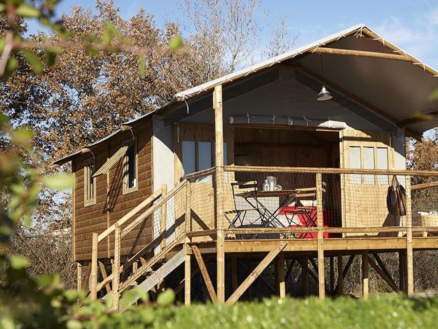 Camping Pas Cher vous présente avec son site Officiel campingpascher.fr, le Camping Sunêlia La Source classé 4 étoiles, situé sur la commune de Therondels dans le département Aveyron (Midi Pyrénées) en France. Le camping Sunêlia La Source, vous présente un hébergement de type lodge de 27 m². Le camping Sunêlia La Source vous propose du dimanche 30 août au dimanche 06 septembre 2026, en promotion à -9% pour 7 nuits à 390,60 € au lieu de 434,0 € soit une Économie de 43,40 €. Cette location propose 20 dates différentes pour réserver votre séjour. Découvrez également les 16 autres gammes d'hébergements du camping. Les Avis clients pour le Camping Sunêlia La Source sont excellents avec une note moyenne de 8 sur 10. Piscine chauffée, Piscine extérieure, Animations familiales, Club enfants, Aire de jeux enfants, Baby-foot, Canoë-kayak, Centre équestre, Paddle, Ping-pong, Piscine, Pédalo, Pétanque, Randonnée, Salle de jeux vidéo, Terrain multisports, Bar, Dépôt de pain, Pizzeria, Plats à emporter, Supermarché, Épicerie,... En savoir plus : cliquez-ICI.
