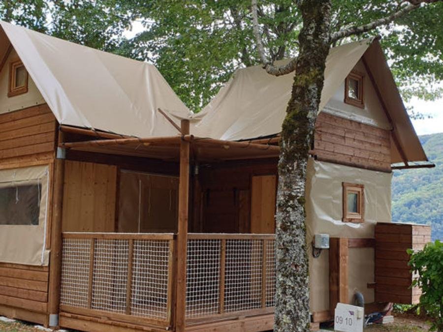 Camping Pas Cher vous présente avec son site Officiel campingpascher.fr, le Camping Sunêlia La Source classé 4 étoiles, situé sur la commune de Therondels dans le département Aveyron (Midi Pyrénées) en France. Le camping Sunêlia La Source, vous présente un hébergement de type lodge de 25 m². Le camping Sunêlia La Source vous propose du dimanche 30 août au dimanche 06 septembre 2026, en promotion à -9% pour 7 nuits à 296,10 € au lieu de 329,0 € soit une Économie de 32,90 €. Cette location propose 18 dates différentes pour réserver votre séjour. Découvrez également les 16 autres gammes d'hébergements du camping. Les Avis clients pour le Camping Sunêlia La Source sont excellents avec une note moyenne de 8 sur 10. Piscine chauffée, Piscine extérieure, Animations familiales, Club enfants, Aire de jeux enfants, Baby-foot, Canoë-kayak, Centre équestre, Paddle, Ping-pong, Piscine, Pédalo, Pétanque, Randonnée, Salle de jeux vidéo, Terrain multisports, Bar, Dépôt de pain, Pizzeria, Plats à emporter, Supermarché, Épicerie,... En savoir plus : cliquez-ICI.