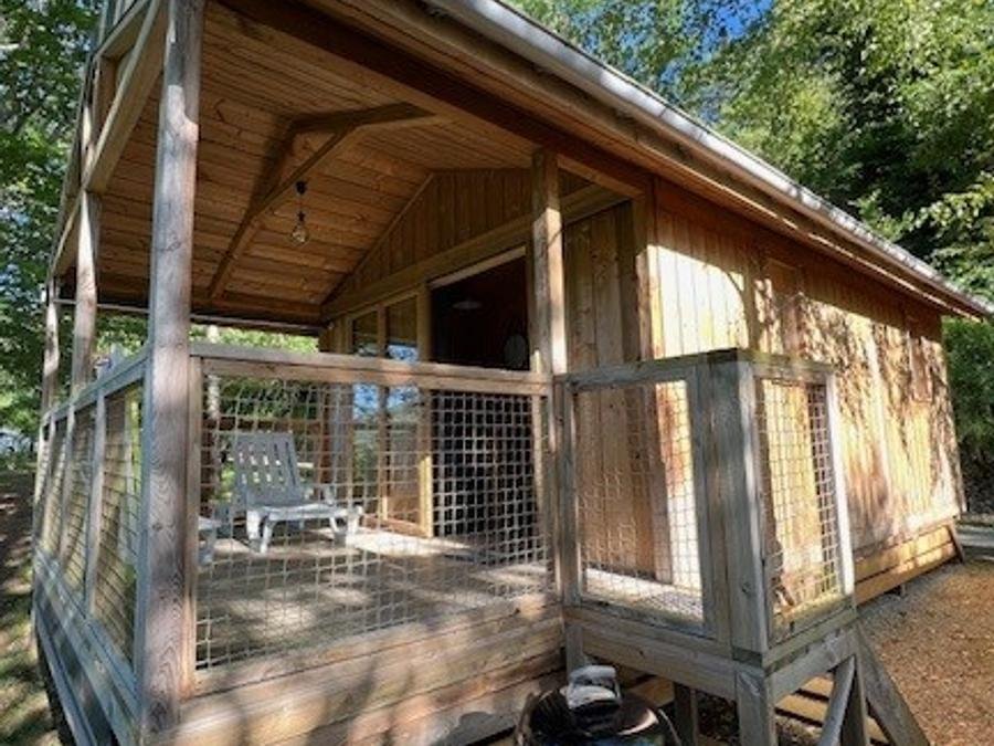 Camping Pas Cher vous présente avec son site Officiel campingpascher.fr, le Camping Sunêlia La Source classé 4 étoiles, situé sur la commune de Therondels dans le département Aveyron (Midi Pyrénées) en France. Le camping Sunêlia La Source, vous présente un hébergement de type lodge de 34 m². Le camping Sunêlia La Source vous propose du sam. 29 août au sam. 05 septembre 2026, en promotion à -9% pour 7 nuits à 359,10 € au lieu de 399,0 € soit une Économie de 39,90 €. Cette location propose 21 dates différentes pour réserver votre séjour. Découvrez également les 16 autres gammes d'hébergements du camping. Les Avis clients pour le Camping Sunêlia La Source sont excellents avec une note moyenne de 8 sur 10. Piscine chauffée, Piscine extérieure, Animations familiales, Club enfants, Aire de jeux enfants, Baby-foot, Canoë-kayak, Centre équestre, Paddle, Ping-pong, Piscine, Pédalo, Pétanque, Randonnée, Salle de jeux vidéo, Terrain multisports, Bar, Dépôt de pain, Pizzeria, Plats à emporter, Supermarché, Épicerie,... En savoir plus : cliquez-ICI.