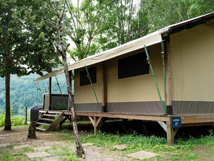 Camping Pas Cher vous présente avec son site Officiel campingpascher.fr, le Camping Sunêlia La Source classé 4 étoiles, situé sur la commune de Therondels dans le département Aveyron (Midi Pyrénées) en France. Le camping Sunêlia La Source, vous présente un hébergement de type lodge de 32 m² pour 1 personne. Le camping Sunêlia La Source vous propose du sam. 29 août au sam. 05 septembre 2026, en promotion à -9% pour 7 nuits à 327,60 € au lieu de 364,0 € soit une Économie de 36,40 €. Cette location propose 22 dates différentes pour réserver votre séjour. Découvrez également les 16 autres gammes d'hébergements du camping. Les Avis clients pour le Camping Sunêlia La Source sont excellents avec une note moyenne de 8 sur 10. Piscine chauffée, Piscine extérieure, Animations familiales, Club enfants, Aire de jeux enfants, Baby-foot, Canoë-kayak, Centre équestre, Paddle, Ping-pong, Piscine, Pédalo, Pétanque, Randonnée, Salle de jeux vidéo, Terrain multisports, Bar, Dépôt de pain, Pizzeria, Plats à emporter, Supermarché, Épicerie,... En savoir plus : cliquez-ICI.