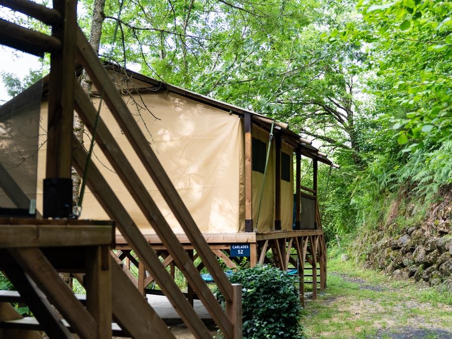 Camping Pas Cher vous présente avec son site Officiel campingpascher.fr, le Camping Sunêlia La Source classé 4 étoiles, situé sur la commune de Therondels dans le département Aveyron (Midi Pyrénées) en France. Le camping Sunêlia La Source, vous présente un hébergement de type lodge de 32 m² pour 1 personne. Le camping Sunêlia La Source vous propose du sam. 29 août au sam. 05 septembre 2026, en promotion à -10% pour 7 nuits à 346,50 € au lieu de 385,0 € soit une Économie de 38,50 €. Cette location propose 24 dates différentes pour réserver votre séjour. Découvrez également les 16 autres gammes d'hébergements du camping. Les Avis clients pour le Camping Sunêlia La Source sont excellents avec une note moyenne de 8 sur 10. Piscine chauffée, Piscine extérieure, Animations familiales, Club enfants, Aire de jeux enfants, Baby-foot, Canoë-kayak, Centre équestre, Paddle, Ping-pong, Piscine, Pédalo, Pétanque, Randonnée, Salle de jeux vidéo, Terrain multisports, Bar, Dépôt de pain, Pizzeria, Plats à emporter, Supermarché, Épicerie,... En savoir plus : cliquez-ICI.