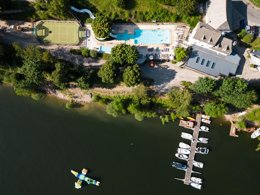 Camping Pas Cher vous présente avec son site Officiel campingpascher.fr, le Camping Sunêlia La Source classé 4 étoiles, situé sur la commune de Therondels dans le département Aveyron (Midi Pyrénées) en France. Le camping Sunêlia La Source, vous présente un hébergement de type chalet de 36 m². Le camping Sunêlia La Source vous propose du sam. 29 août au sam. 05 septembre 2026, en promotion à -19% pour 7 nuits à 294,84 € au lieu de 364,0 € soit une Économie de 69,16 €. Cette location propose 32 dates différentes pour réserver votre séjour. Découvrez également les 16 autres gammes d'hébergements du camping. Les Avis clients pour le Camping Sunêlia La Source sont excellents avec une note moyenne de 8 sur 10. Piscine chauffée, Piscine extérieure, Animations familiales, Club enfants, Aire de jeux enfants, Baby-foot, Canoë-kayak, Centre équestre, Paddle, Ping-pong, Piscine, Pédalo, Pétanque, Randonnée, Salle de jeux vidéo, Terrain multisports, Bar, Dépôt de pain, Pizzeria, Plats à emporter, Supermarché, Épicerie,... En savoir plus : cliquez-ICI.