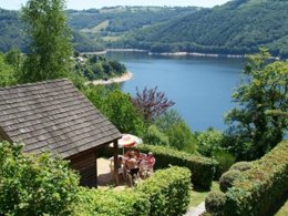Camping Pas Cher vous présente avec son site Officiel campingpascher.fr, le Camping Sunêlia La Source classé 4 étoiles, situé sur la commune de Therondels dans le département Aveyron (Midi Pyrénées) en France. Le camping Sunêlia La Source, vous présente un hébergement de type chalet de 36 m². Le camping Sunêlia La Source vous propose du sam. 29 août au sam. 05 septembre 2026, en promotion à -19% pour 7 nuits à 294,84 € au lieu de 364,0 € soit une Économie de 69,16 €. Cette location propose 32 dates différentes pour réserver votre séjour. Découvrez également les 16 autres gammes d'hébergements du camping. Les Avis clients pour le Camping Sunêlia La Source sont excellents avec une note moyenne de 8 sur 10. Piscine chauffée, Piscine extérieure, Animations familiales, Club enfants, Aire de jeux enfants, Baby-foot, Canoë-kayak, Centre équestre, Paddle, Ping-pong, Piscine, Pédalo, Pétanque, Randonnée, Salle de jeux vidéo, Terrain multisports, Bar, Dépôt de pain, Pizzeria, Plats à emporter, Supermarché, Épicerie,... En savoir plus : cliquez-ICI.