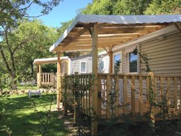 Camping Pas Cher vous présente avec son site Officiel campingpascher.fr, le Camping Sunêlia La Source classé 4 étoiles, situé sur la commune de Therondels dans le département Aveyron (Midi Pyrénées) en France. Le camping Sunêlia La Source, vous présente un hébergement de type mobil-home de 27 m². Le camping Sunêlia La Source vous propose du sam. 29 août au sam. 05 septembre 2026, en promotion à -19% pour 7 nuits à 323,19 € au lieu de 399,0 € soit une Économie de 75,81 €. Cette location propose 32 dates différentes pour réserver votre séjour. Découvrez également les 16 autres gammes d'hébergements du camping. Les Avis clients pour le Camping Sunêlia La Source sont excellents avec une note moyenne de 8 sur 10. Piscine chauffée, Piscine extérieure, Animations familiales, Club enfants, Aire de jeux enfants, Baby-foot, Canoë-kayak, Centre équestre, Paddle, Ping-pong, Piscine, Pédalo, Pétanque, Randonnée, Salle de jeux vidéo, Terrain multisports, Bar, Dépôt de pain, Pizzeria, Plats à emporter, Supermarché, Épicerie,... En savoir plus : cliquez-ICI.