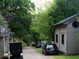 Camping Pas Cher vous présente avec son site Officiel campingpascher.fr, le Camping Sunêlia La Source classé 4 étoiles, situé sur la commune de Therondels dans le département Aveyron (Midi Pyrénées) en France. Le camping Sunêlia La Source, vous présente un hébergement de type chalet de 35 m². Le camping Sunêlia La Source vous propose du sam. 29 août au sam. 05 septembre 2026, en promotion à -19% pour 7 nuits à 396,90 € au lieu de 490,0 € soit une Économie de 93,10 €. Cette location propose 11 dates différentes pour réserver votre séjour. Découvrez également les 16 autres gammes d'hébergements du camping. Les Avis clients pour le Camping Sunêlia La Source sont excellents avec une note moyenne de 8 sur 10. Piscine chauffée, Piscine extérieure, Animations familiales, Club enfants, Aire de jeux enfants, Baby-foot, Canoë-kayak, Centre équestre, Paddle, Ping-pong, Piscine, Pédalo, Pétanque, Randonnée, Salle de jeux vidéo, Terrain multisports, Bar, Dépôt de pain, Pizzeria, Plats à emporter, Supermarché, Épicerie,... En savoir plus : cliquez-ICI.