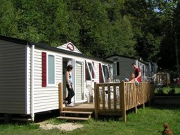 Camping Pas Cher vous présente avec son site Officiel campingpascher.fr, le Camping Sunêlia La Source classé 4 étoiles, situé sur la commune de Therondels dans le département Aveyron (Midi Pyrénées) en France. Le camping Sunêlia La Source, vous présente un hébergement de type mobil-home de 29 m². Le camping Sunêlia La Source vous propose du sam. 29 août au sam. 05 septembre 2026, en promotion à -19% pour 7 nuits à 323,19 € au lieu de 399,0 € soit une Économie de 75,81 €. Cette location propose 25 dates différentes pour réserver votre séjour. Découvrez également les 16 autres gammes d'hébergements du camping. Les Avis clients pour le Camping Sunêlia La Source sont excellents avec une note moyenne de 8 sur 10. Piscine chauffée, Piscine extérieure, Animations familiales, Club enfants, Aire de jeux enfants, Baby-foot, Canoë-kayak, Centre équestre, Paddle, Ping-pong, Piscine, Pédalo, Pétanque, Randonnée, Salle de jeux vidéo, Terrain multisports, Bar, Dépôt de pain, Pizzeria, Plats à emporter, Supermarché, Épicerie,... En savoir plus : cliquez-ICI.