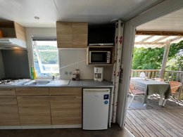 Camping Pas Cher vous présente avec son site Officiel campingpascher.fr, le Camping Sunêlia La Source classé 4 étoiles, situé sur la commune de Therondels dans le département Aveyron (Midi Pyrénées) en France. Le camping Sunêlia La Source, vous présente un hébergement de type lodge de 34 m². Le camping Sunêlia La Source vous propose du sam. 29 août au sam. 05 septembre 2026, en promotion à -19% pour 7 nuits à 323,19 € au lieu de 399,0 € soit une Économie de 75,81 €. Cette location propose 33 dates différentes pour réserver votre séjour. Découvrez également les 16 autres gammes d'hébergements du camping. Les Avis clients pour le Camping Sunêlia La Source sont excellents avec une note moyenne de 8 sur 10. Piscine chauffée, Piscine extérieure, Animations familiales, Club enfants, Aire de jeux enfants, Baby-foot, Canoë-kayak, Centre équestre, Paddle, Ping-pong, Piscine, Pédalo, Pétanque, Randonnée, Salle de jeux vidéo, Terrain multisports, Bar, Dépôt de pain, Pizzeria, Plats à emporter, Supermarché, Épicerie,... En savoir plus : cliquez-ICI.