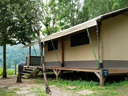 Camping Pas Cher vous présente avec son site Officiel campingpascher.fr, le Camping Sunêlia La Source classé 4 étoiles, situé sur la commune de Therondels dans le département Aveyron (Midi Pyrénées) en France. Le camping Sunêlia La Source, vous présente un hébergement de type lodge de 32 m² pour 1 personne. Le camping Sunêlia La Source vous propose du sam. 29 août au sam. 05 septembre 2026, en promotion à -19% pour 7 nuits à 294,84 € au lieu de 364,0 € soit une Économie de 69,16 €. Cette location propose 33 dates différentes pour réserver votre séjour. Découvrez également les 16 autres gammes d'hébergements du camping. Les Avis clients pour le Camping Sunêlia La Source sont excellents avec une note moyenne de 8 sur 10. Piscine chauffée, Piscine extérieure, Animations familiales, Club enfants, Aire de jeux enfants, Baby-foot, Canoë-kayak, Centre équestre, Paddle, Ping-pong, Piscine, Pédalo, Pétanque, Randonnée, Salle de jeux vidéo, Terrain multisports, Bar, Dépôt de pain, Pizzeria, Plats à emporter, Supermarché, Épicerie,... En savoir plus : cliquez-ICI.