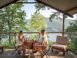 Camping Pas Cher vous présente avec son site Officiel campingpascher.fr, le Camping Sunêlia La Source classé 4 étoiles, situé sur la commune de Therondels dans le département Aveyron (Midi Pyrénées) en France. Le camping Sunêlia La Source, vous présente un hébergement de type mobil-home de 22 m². Le camping Sunêlia La Source vous propose du sam. 29 août au sam. 05 septembre 2026, en promotion à -19% pour 7 nuits à 209,79 € au lieu de 259,0 € soit une Économie de 49,21 €. Cette location propose 32 dates différentes pour réserver votre séjour. Découvrez également les 16 autres gammes d'hébergements du camping. Les Avis clients pour le Camping Sunêlia La Source sont excellents avec une note moyenne de 8 sur 10. Piscine chauffée, Piscine extérieure, Animations familiales, Club enfants, Aire de jeux enfants, Baby-foot, Canoë-kayak, Centre équestre, Paddle, Ping-pong, Piscine, Pédalo, Pétanque, Randonnée, Salle de jeux vidéo, Terrain multisports, Bar, Dépôt de pain, Pizzeria, Plats à emporter, Supermarché, Épicerie,... En savoir plus : cliquez-ICI.