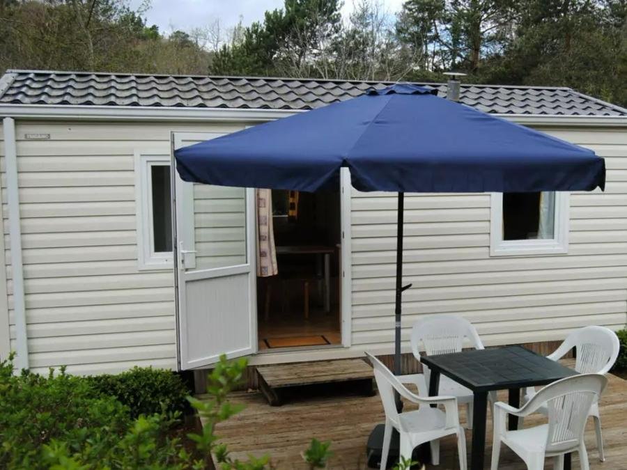 Camping Pas Cher vous présente avec son site Officiel campingpascher.fr, le Camping La Castillonderie classé 4 étoiles, situé sur la commune de Thonac dans le département Dordogne (Aquitaine) en France. Le camping La Castillonderie vous propose un hébergement de type mobil-home de 21 m². L'établissement vous propose 30 autres types d'hébergements. Découvrez tous nos séjours à petits prix dans la commune et aux alentours de Thonac du département : Dordogne (Aquitaine). Les Avis clients pour le Camping La Castillonderie sont excellents avec une note moyenne de 8 sur 10. LacRivière, Piscine chauffée, Piscine extérieure, Animations familiales, Club enfants, Aire de jeux enfants, Baby-foot, Canoë-kayak, Centre équestre, Parcours sportif, Ping-pong, Pétanque, Randonnée, Structure gonflable enfants, Terrain de badminton, Terrain de football, Terrain de volley-ball, Bar, Dépôt de pain, Épicerie,... En savoir plus : cliquez-ICI.