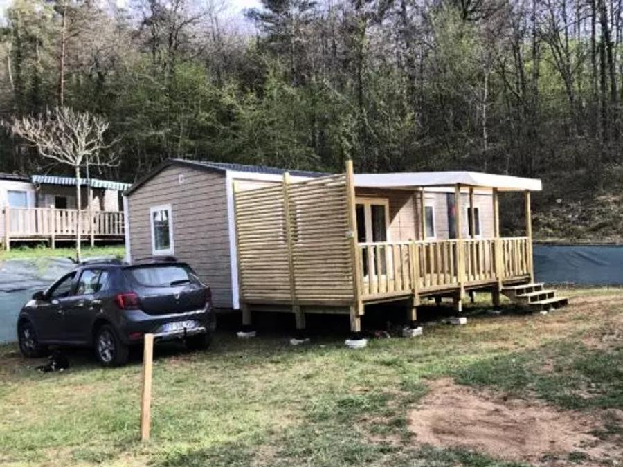 Camping Pas Cher vous présente avec son site Officiel campingpascher.fr, le Camping La Castillonderie classé 4 étoiles, situé sur la commune de Thonac dans le département Dordogne (Aquitaine) en France. Le camping La Castillonderie vous propose un hébergement de type mobil-home de 33 m² pour 6 personnes avec climatisation (télévision). L'établissement vous propose 30 autres types d'hébergements. Découvrez tous nos séjours à petits prix dans la commune et aux alentours de Thonac du département : Dordogne (Aquitaine). Les Avis clients pour le Camping La Castillonderie sont excellents avec une note moyenne de 8 sur 10. LacRivière, Piscine chauffée, Piscine extérieure, Animations familiales, Club enfants, Aire de jeux enfants, Baby-foot, Canoë-kayak, Centre équestre, Parcours sportif, Ping-pong, Pétanque, Randonnée, Structure gonflable enfants, Terrain de badminton, Terrain de football, Terrain de volley-ball, Bar, Dépôt de pain, Épicerie,... En savoir plus : cliquez-ICI.