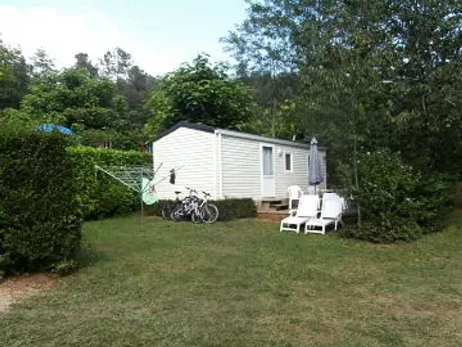 Camping Pas Cher vous présente avec son site Officiel campingpascher.fr, le Camping La Castillonderie classé 4 étoiles, situé sur la commune de Thonac dans le département Dordogne (Aquitaine) en France. Le camping La Castillonderie vous propose un hébergement de type mobil-home de 21 m². L'établissement vous propose 30 autres types d'hébergements. Découvrez tous nos séjours à petits prix dans la commune et aux alentours de Thonac du département : Dordogne (Aquitaine). Les Avis clients pour le Camping La Castillonderie sont excellents avec une note moyenne de 8 sur 10. LacRivière, Piscine chauffée, Piscine extérieure, Animations familiales, Club enfants, Aire de jeux enfants, Baby-foot, Canoë-kayak, Centre équestre, Parcours sportif, Ping-pong, Pétanque, Randonnée, Structure gonflable enfants, Terrain de badminton, Terrain de football, Terrain de volley-ball, Bar, Dépôt de pain, Épicerie,... En savoir plus : cliquez-ICI.