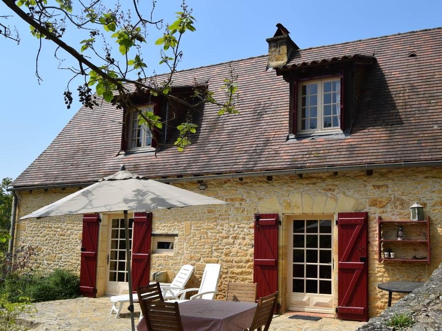 Camping Pas Cher vous présente avec son site Officiel campingpascher.fr, le Camping La Castillonderie classé 4 étoiles, situé sur la commune de Thonac dans le département Dordogne (Aquitaine) en France. Le camping La Castillonderie vous propose un hébergement de type maison de campagne de 67 m² pour 2 personnes (télévision). Cet hébergement propose plus de 21 dates différentes pour réserver ! Pour dévouvrir la période la moins chère, consultez la rubrique 'Tarifs' et sélectionnez votre mois de départ. L'établissement vous propose 30 autres types d'hébergements. Découvrez tous nos séjours à petits prix dans la commune et aux alentours de Thonac du département : Dordogne (Aquitaine). Les Avis clients pour le Camping La Castillonderie sont excellents avec une note moyenne de 8 sur 10. LacRivière, Piscine chauffée, Piscine extérieure, Animations familiales, Club enfants, Aire de jeux enfants, Baby-foot, Canoë-kayak, Centre équestre, Parcours sportif, Ping-pong, Pétanque, Randonnée, Structure gonflable enfants, Terrain de badminton, Terrain de football, Terrain de volley-ball, Bar, Dépôt de pain, Épicerie,... En savoir plus : cliquez-ICI.