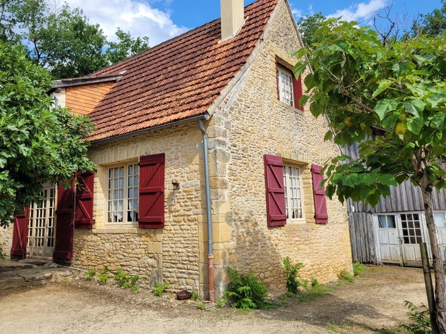Camping Pas Cher vous présente avec son site Officiel campingpascher.fr, le Camping La Castillonderie classé 4 étoiles, situé sur la commune de Thonac dans le département Dordogne (Aquitaine) en France. Le camping La Castillonderie, vous présente un hébergement de type maison de campagne de 80 m² et télévision. Le camping La Castillonderie vous propose du sam. 05 septembre au sam. 12 septembre 2026 pour 7 nuits à 577.5€. Cette location propose 39 dates différentes pour réserver votre séjour. Découvrez également les 35 autres gammes d'hébergements du camping. Les Avis clients pour le Camping La Castillonderie sont excellents avec une note moyenne de 8 sur 10. LacRivière, Piscine chauffée, Piscine extérieure, Animations familiales, Club enfants, Aire de jeux enfants, Baby-foot, Canoë-kayak, Centre équestre, Parcours sportif, Ping-pong, Pétanque, Randonnée, Structure gonflable enfants, Terrain de badminton, Terrain de football, Terrain de volley-ball, Bar, Dépôt de pain, Épicerie,... En savoir plus : cliquez-ICI.