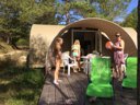 Camping Pas Cher vous présente avec son site Officiel campingpascher.fr, le Camping La Castillonderie classé 4 étoiles, situé sur la commune de Thonac dans le département Dordogne (Aquitaine) en France. Le camping La Castillonderie, vous présente un hébergement de type hébergement insolite de 16 m² pour 4 personnes. Le camping La Castillonderie vous propose du vendredi 08 mai au vendredi 15 mai 2026 pour 7 nuits à 200.06€. Cette location propose 73 dates différentes pour réserver votre séjour. Découvrez également les 33 autres gammes d'hébergements du camping. Les Avis clients pour le Camping La Castillonderie sont excellents avec une note moyenne de 8 sur 10. LacRivière, Piscine chauffée, Piscine extérieure, Animations familiales, Club enfants, Aire de jeux enfants, Baby-foot, Canoë-kayak, Centre équestre, Parcours sportif, Ping-pong, Pétanque, Randonnée, Structure gonflable enfants, Terrain de badminton, Terrain de football, Terrain de volley-ball, Bar, Dépôt de pain, Épicerie,... En savoir plus : cliquez-ICI.