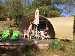 Camping Pas Cher vous présente avec son site Officiel campingpascher.fr, le Camping La Castillonderie classé 4 étoiles, situé sur la commune de Thonac dans le département Dordogne (Aquitaine) en France. Le camping La Castillonderie, vous présente un hébergement de type mobil-home de 30 m² pour 4 personnes avec climatisation et télévision. Le camping La Castillonderie vous propose du vendredi 04 septembre au vendredi 11 septembre 2026 pour 7 nuits à 409€. Cette location propose 102 dates différentes pour réserver votre séjour. Découvrez également les 33 autres gammes d'hébergements du camping. Les Avis clients pour le Camping La Castillonderie sont excellents avec une note moyenne de 8 sur 10. LacRivière, Piscine chauffée, Piscine extérieure, Animations familiales, Club enfants, Aire de jeux enfants, Baby-foot, Canoë-kayak, Centre équestre, Parcours sportif, Ping-pong, Pétanque, Randonnée, Structure gonflable enfants, Terrain de badminton, Terrain de football, Terrain de volley-ball, Bar, Dépôt de pain, Épicerie,... En savoir plus : cliquez-ICI.