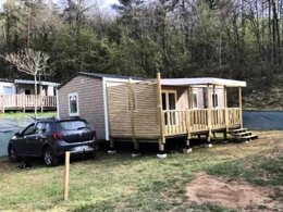 Camping Pas Cher vous présente avec son site Officiel campingpascher.fr, le Camping La Castillonderie classé 4 étoiles, situé sur la commune de Thonac dans le département Dordogne (Aquitaine) en France. Le camping La Castillonderie, vous présente un hébergement de type mobil-home de 33 m² pour 6 personnes avec climatisation et télévision. Le camping La Castillonderie vous propose du sam. 05 septembre au sam. 12 septembre 2026 pour 7 nuits à 429€. Cette location propose 92 dates différentes pour réserver votre séjour. Découvrez également les 33 autres gammes d'hébergements du camping. Les Avis clients pour le Camping La Castillonderie sont excellents avec une note moyenne de 8 sur 10. LacRivière, Piscine chauffée, Piscine extérieure, Animations familiales, Club enfants, Aire de jeux enfants, Baby-foot, Canoë-kayak, Centre équestre, Parcours sportif, Ping-pong, Pétanque, Randonnée, Structure gonflable enfants, Terrain de badminton, Terrain de football, Terrain de volley-ball, Bar, Dépôt de pain, Épicerie,... En savoir plus : cliquez-ICI.