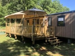 Camping Pas Cher vous présente avec son site Officiel campingpascher.fr, le Camping La Castillonderie classé 4 étoiles, situé sur la commune de Thonac dans le département Dordogne (Aquitaine) en France. Le camping La Castillonderie, vous présente un hébergement de type mobil-home de 33 m² pour 6 personnes avec climatisation et télévision. Le camping La Castillonderie vous propose du vendredi 04 septembre au vendredi 11 septembre 2026 pour 7 nuits à 429€. Cette location propose 103 dates différentes pour réserver votre séjour. Découvrez également les 33 autres gammes d'hébergements du camping. Les Avis clients pour le Camping La Castillonderie sont excellents avec une note moyenne de 8 sur 10. LacRivière, Piscine chauffée, Piscine extérieure, Animations familiales, Club enfants, Aire de jeux enfants, Baby-foot, Canoë-kayak, Centre équestre, Parcours sportif, Ping-pong, Pétanque, Randonnée, Structure gonflable enfants, Terrain de badminton, Terrain de football, Terrain de volley-ball, Bar, Dépôt de pain, Épicerie,... En savoir plus : cliquez-ICI.